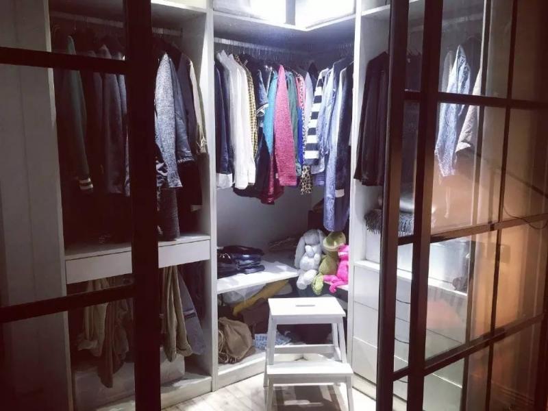 這對夫妻買下「好窄」老房讓家人都傻眼，但他們最後卻改造大成功連獨立衣帽間也做出來！ 