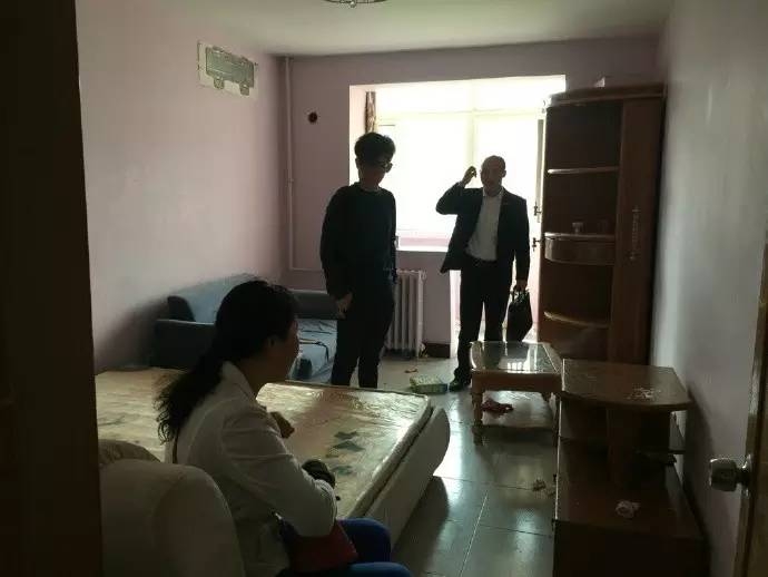 這對夫妻買下「好窄」老房讓家人都傻眼，但他們最後卻改造大成功連獨立衣帽間也做出來！ 