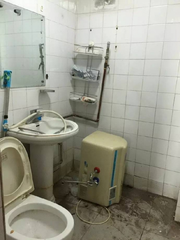 這對夫妻買下「好窄」老房讓家人都傻眼，但他們最後卻改造大成功連獨立衣帽間也做出來！ 