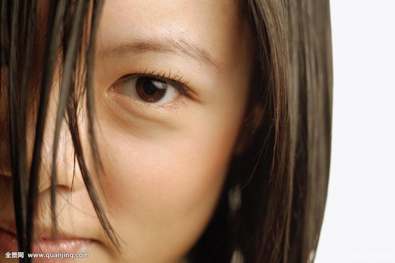 女人有眼袋愛打玻尿酸？別傻了！塗點廚房便宜貨，兩周撫平眼袋