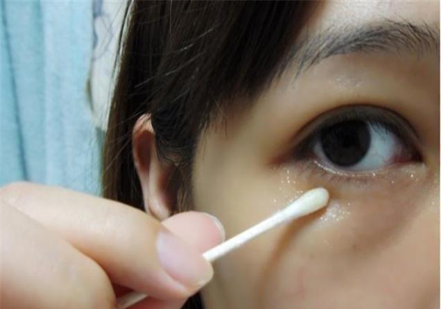 女人有眼袋愛打玻尿酸？別傻了！塗點廚房便宜貨，兩周撫平眼袋