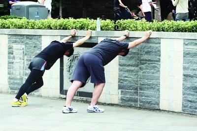 1分鐘的「推牆體操」，80歲也能練，告別便秘、膝關節病 