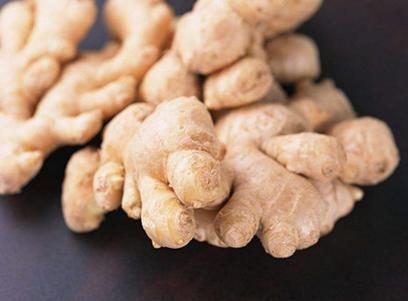 68歲大爺每天晚上含一片姜入睡，一個星期後，變化很大 