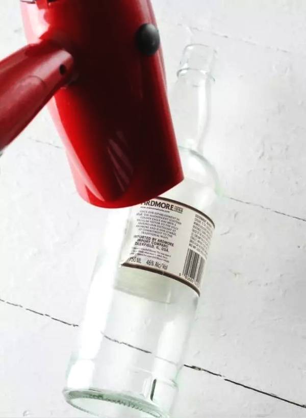 實用妙招：她用吹風機對著廚房牆壁吹一下，結果鄰居個個都學她