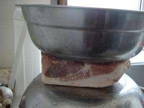 冷凍肉千萬不要用水泡，教你1招「3分鐘解凍」，吃起來跟新鮮的肉一樣棒！