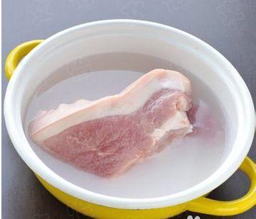 冷凍肉千萬不要用水泡，教你1招「3分鐘解凍」，吃起來跟新鮮的肉一樣棒！
