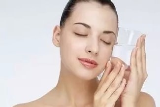 長期喝水的女人，竟然會變成這樣！！驚呆了 