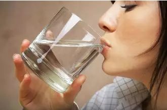 長期喝水的女人，竟然會變成這樣！！驚呆了 