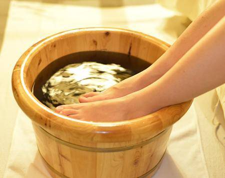 46歲女子半夜泡腳喪命，醫生：熱水泡腳雖好，但這9類人一定不能泡，冬季泡腳一定要知道這些！