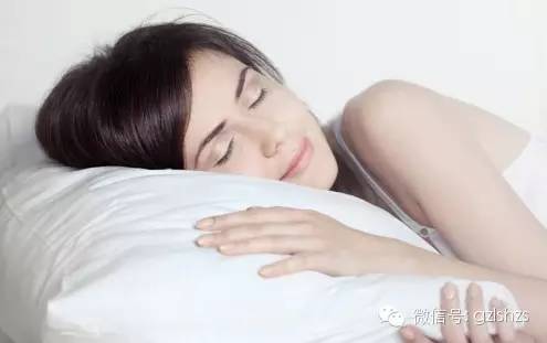 睡覺時，枕頭旁邊放「這個東西」會損害你的健康！這竟然不是手機，而是他... 
