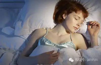 睡覺時，枕頭旁邊放「這個東西」會損害你的健康！這竟然不是手機，而是他... 