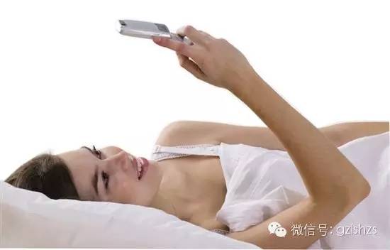 睡覺時，枕頭旁邊放「這個東西」會損害你的健康！這竟然不是手機，而是他... 