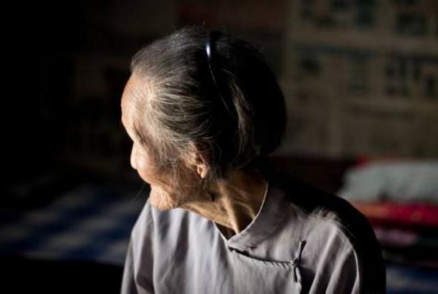 媽病逝大姐分得存款，二姐分得房子，孝順三妹只有破箱，打開蒙啦