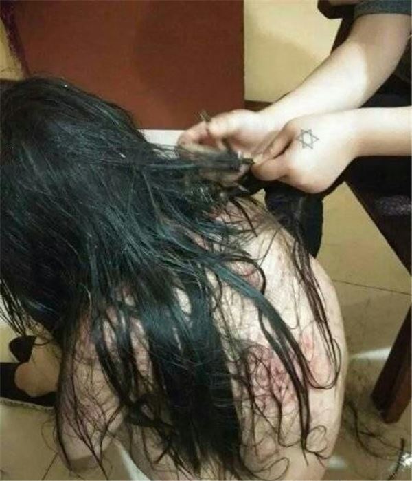 少女遭校園霸凌被扒衣凌辱，17年後欺負過她的人竟全部橫死，一調查警方才發現禍根早已種下！