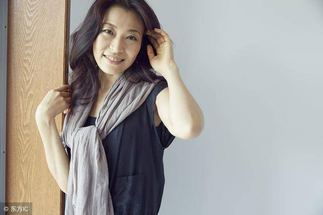 妻去世18年，我帶小情人回家，她指著牆上遺照喊娘，我傻住