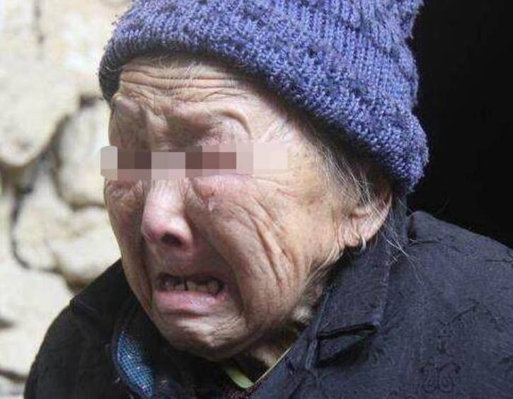 母親猝死，傻兒子無人照顧，鄰居來幫他做飯，一瞧米缸，連夜搬家