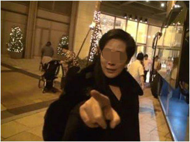 阿嬤吃面忘記帶錢，被店長拽倒在地羞辱，兒子趕來後，店長傻了眼