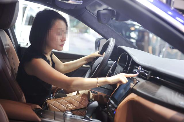 60歲父親打工抱回私生子，3個兒子與他斷絕關係，美豔少婦找上門，3個兒子跪地道歉