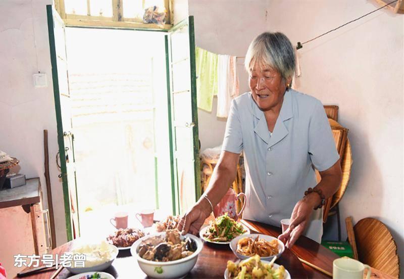 獨女考上大學，寡母請吃飯，全村怕借錢沒人去，大雨中駛來輛豪車