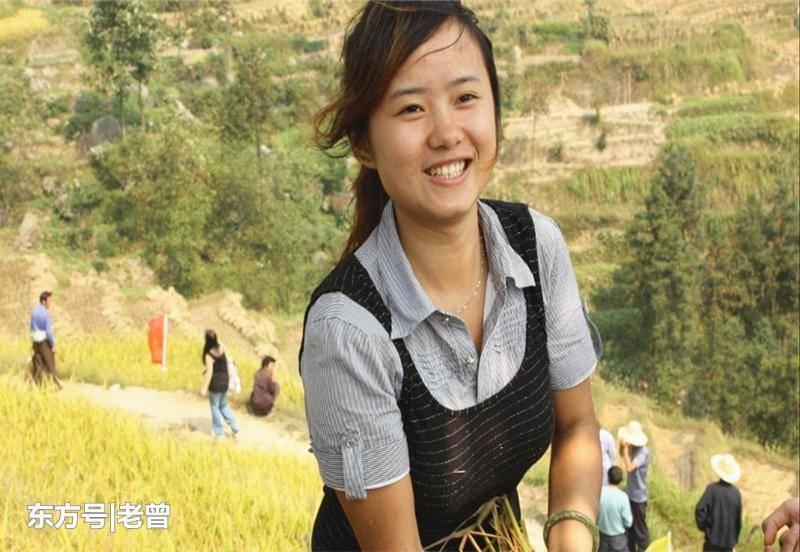 獨女考上大學，寡母請吃飯，全村怕借錢沒人去，大雨中駛來輛豪車