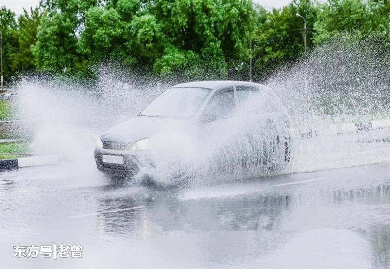 獨女考上大學，寡母請吃飯，全村怕借錢沒人去，大雨中駛來輛豪車