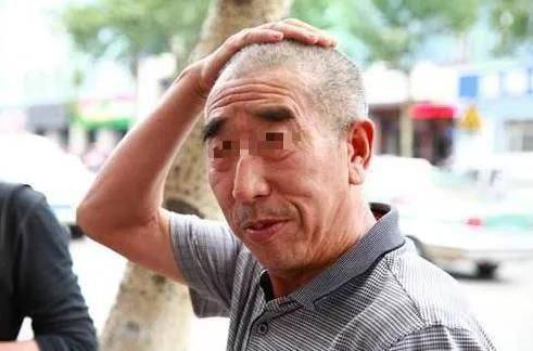  兒子從不回家，每月寄1000回來，父親裝死騙他回家，進屋臉都白了!