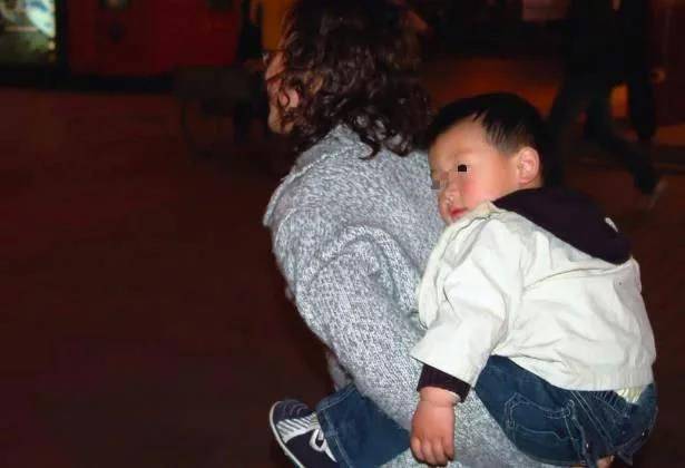  兒子從不回家，每月寄1000回來，父親裝死騙他回家，進屋臉都白了!