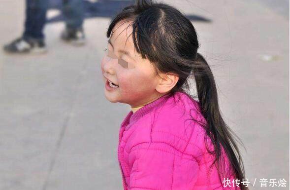 女兒鬧市被拐，母親瘋找三年無果，路遇小乞丐老狗狂吠認出小主人