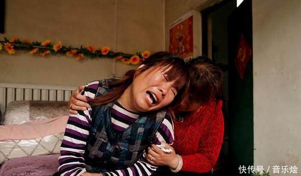女兒鬧市被拐，母親瘋找三年無果，路遇小乞丐老狗狂吠認出小主人