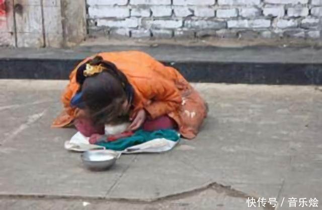 女兒鬧市被拐，母親瘋找三年無果，路遇小乞丐老狗狂吠認出小主人