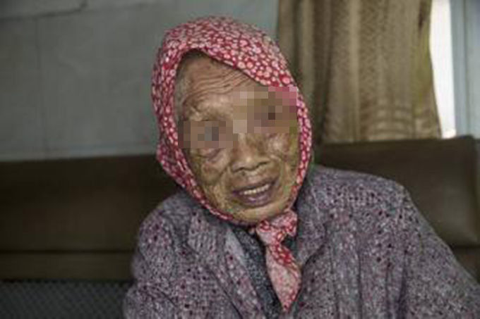 女子懷孕，沒錢養不想要，婆婆獎她十萬，孩子出生後一瞧，報了警