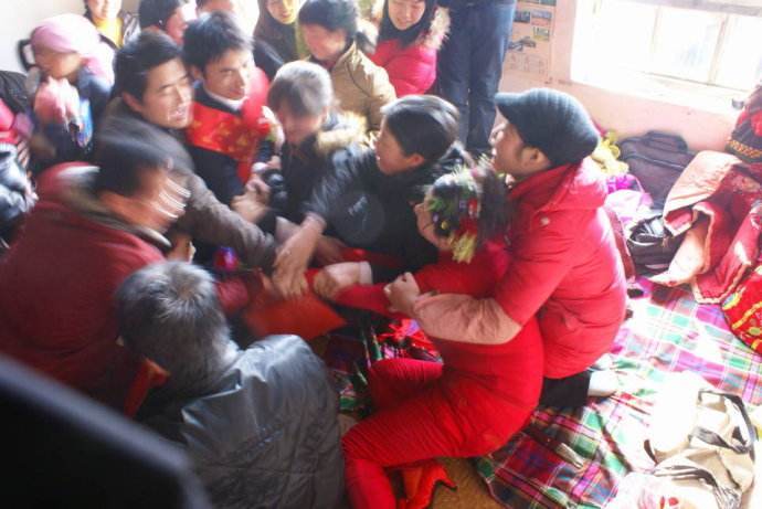 男子參加哥們兒婚禮，回來後精神失常，得知原因後，父親大罵禽獸