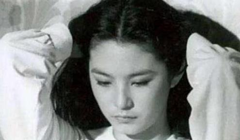 師生戀意外懷孕，想打掉卻發現是兩個，家喻戶曉的女兒差點沒有了