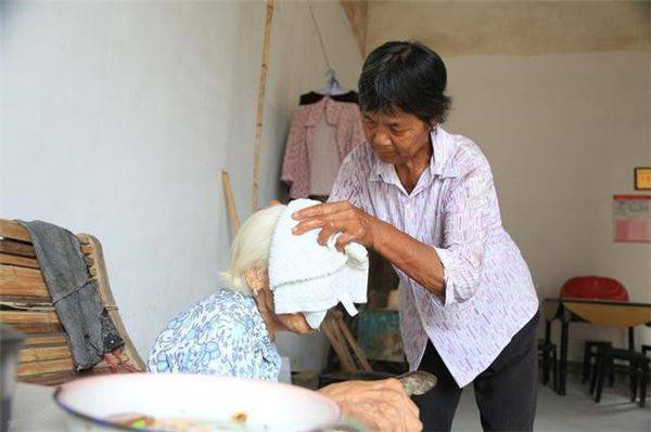 兒子去世後大兒媳讓婆婆喝十年青菜湯，臨終前媳婦卻說：「媽，存款全留給你！」