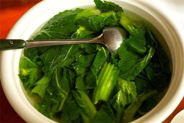 兒子去世後大兒媳讓婆婆喝十年青菜湯，臨終前媳婦卻說：「媽，存款全留給你！」