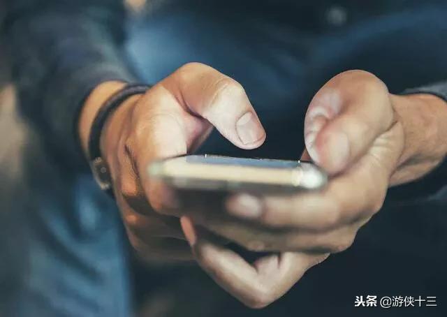 老婆加班，我用兄弟的手機給她發關心信息，老婆的回覆讓我蒙了