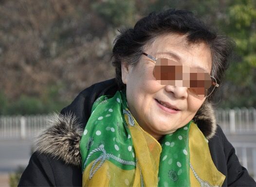 婆婆來例假，三小時用光6包衛生巾，兒媳起疑，偷查她病歷，哽咽