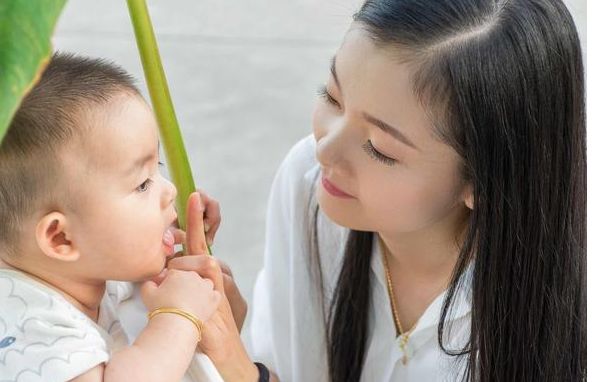 婆婆骨折住院兒媳頭影不露，婆婆勸兒離婚，兒子一番話老太無語