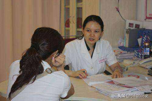 帶著7歲女兒改嫁，女兒一吃完飯就吐，醫生檢查後低聲說：快離婚