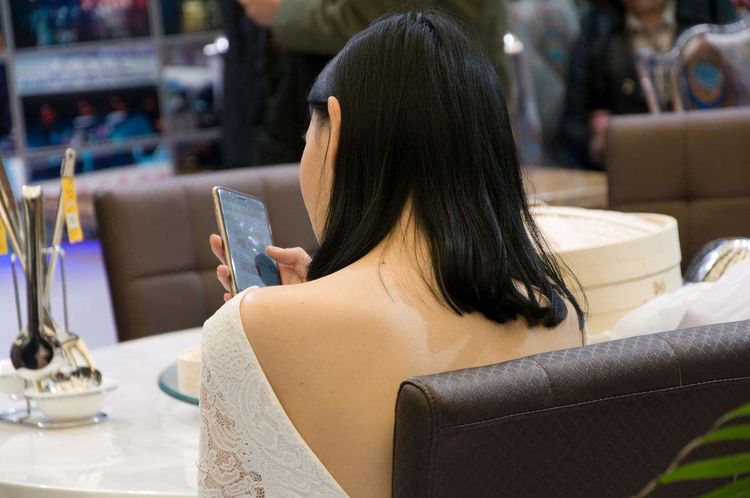 妻子上夜班，丈夫去接她，保安指了指她辦公室監控，丈夫含淚離婚