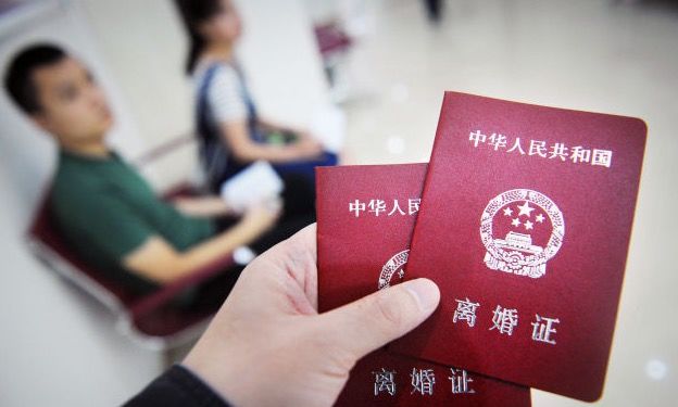 妻子上夜班，丈夫去接她，保安指了指她辦公室監控，丈夫含淚離婚