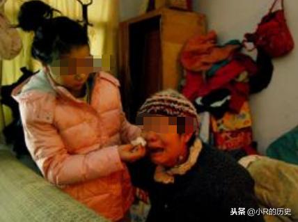 新婚夜婆婆老是來敲門，兒子嫌吵戴耳塞睡覺，第二天打開門，蒙了