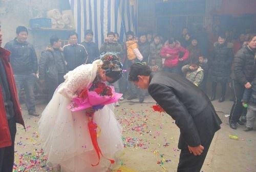 兒媳坐月子，婆婆說車禍來不了照顧，夫妻趕回去看她，到門口傻住