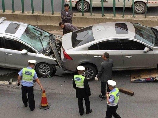 兒媳坐月子，婆婆說車禍來不了照顧，夫妻趕回去看她，到門口傻住