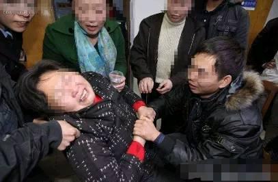 兒媳坐月子，婆婆說車禍來不了照顧，夫妻趕回去看她，到門口傻住