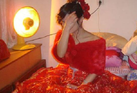 新婚夜丈夫去洗漱，小姑子背著丈夫給俺張紙，俺癱在地上
