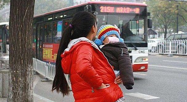 遠嫁的女士吵架後抱著孩子回娘家，母親沒空去接，剛到車站卻傻住