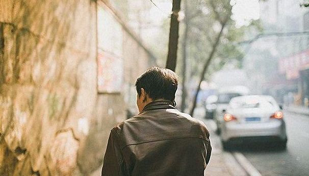 遠嫁的女士吵架後抱著孩子回娘家，母親沒空去接，剛到車站卻傻住