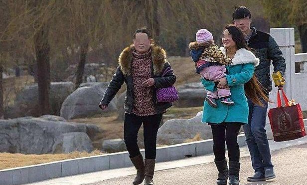 遠嫁的女士吵架後抱著孩子回娘家，母親沒空去接，剛到車站卻傻住