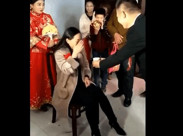 男子結婚看到丈母娘樂壞，長得比老婆都漂亮，網友：你到底娶誰？